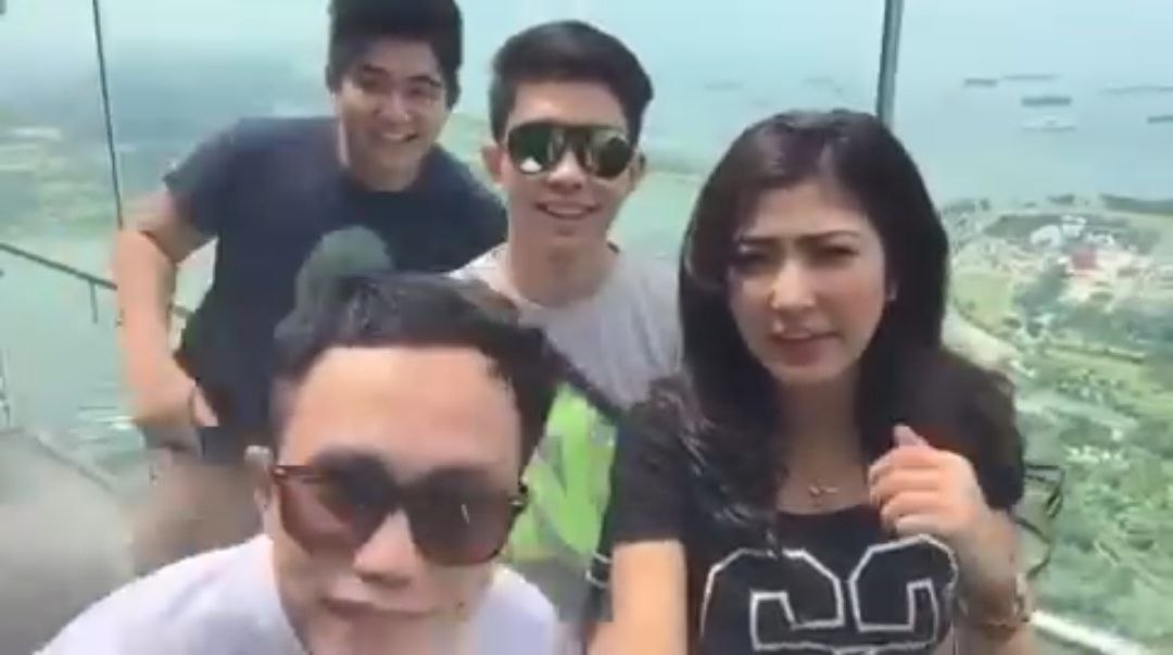 Tangkap layar video Ayu Aulia di Marina Bay Sands bersama pria diduga Bupati Bintan Roby Kurniawan