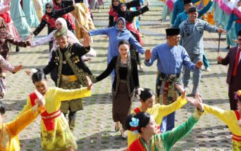 Wali Kota Batam Amsakar Achmad mengimbau penggunaan Baju Kurung Melayu dan Tanjak untuk memperingati Hari Jadi ke-24 Provinsi Kepri.