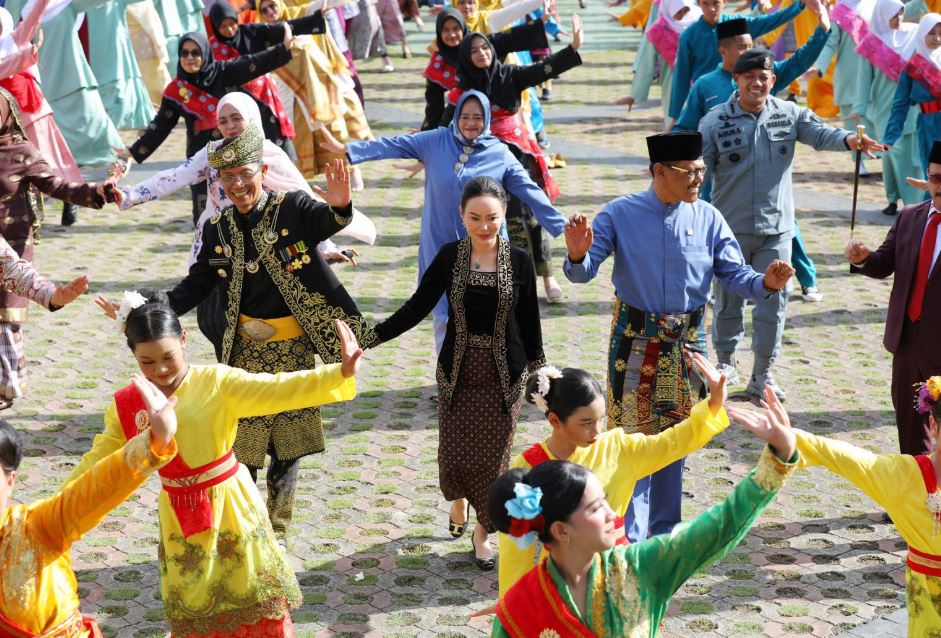 Wali Kota Batam Amsakar Achmad mengimbau penggunaan Baju Kurung Melayu dan Tanjak untuk memperingati Hari Jadi ke-24 Provinsi Kepri.