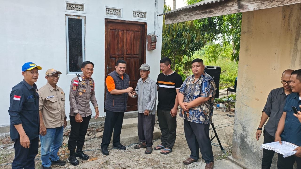 Sekda Kabupaten Bintan Ronny Kartika, Wakapolres Bintan Kompol Ahmad Rudi Prasetyo bersama Ketua PWI Kepri Saibansah dan Ketua PWI Bintan Harjo Waluyo, saat menyerahkan kunci Rumah dalam Program Bedah Rumah PWI Bintan, kepada Kim Leng, di Desa Sebong Lagoi, Kecamatan Teluk Sebong, Kabupaten Bintan, Kepulauan Riau, Jumat (4/9/2026). (Foto: PWI Kepri)