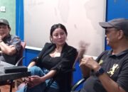 Selebgram Ayu Aulia saat berdiskusi bersama pengurus Forum Pemred PWI Kepri di Batam.