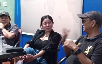 Selebgram Ayu Aulia saat berdiskusi bersama pengurus Forum Pemred PWI Kepri di Batam.