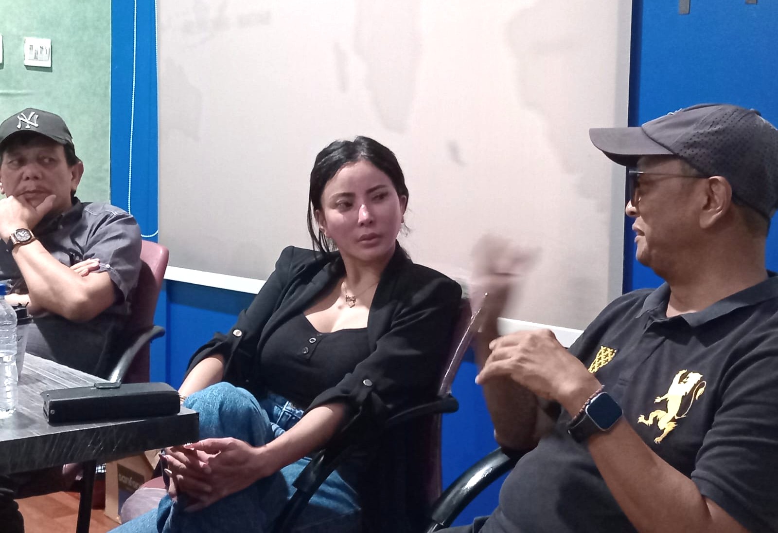 Selebgram Ayu Aulia saat berdiskusi bersama pengurus Forum Pemred PWI Kepri di Batam.