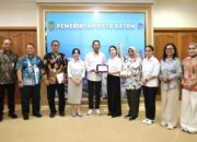 Wali Kota Batam Amsakar Achmad bersama Li Claudia Chandra dan Maria Teresa Suhardja saat penyerahan cendera mata kunjungan DPRD Tangsel.