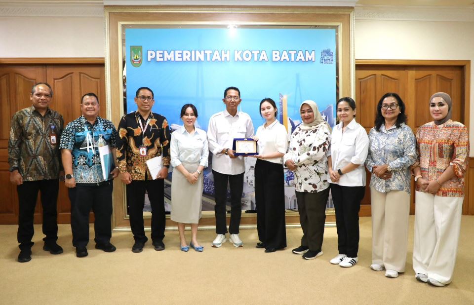 Wali Kota Batam Amsakar Achmad bersama Li Claudia Chandra dan Maria Teresa Suhardja saat penyerahan cendera mata kunjungan DPRD Tangsel.
