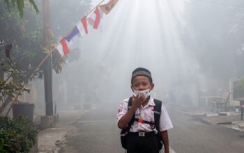 Tiga Pekan Diselimuti Kabut Asap Karhutla Kalimantan, Sekolah di Serasan Natuna Meliburkan Siswa dan 52 Warga Kena ISPA