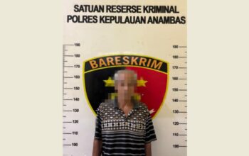 Polisi mengamankan kakek 69 tahun tersangka pemerkosaan anak di Mapolres Kepulauan Anambas