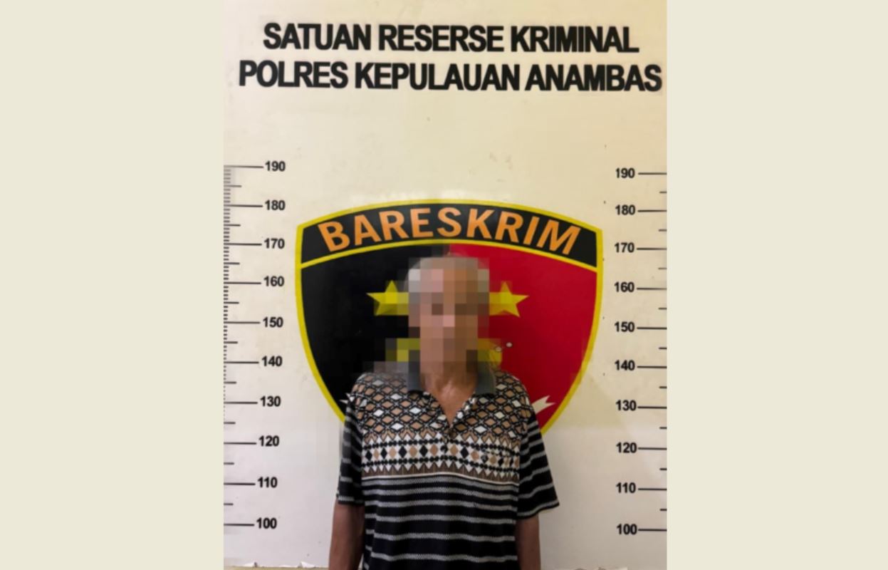 Polisi mengamankan kakek 69 tahun tersangka pemerkosaan anak di Mapolres Kepulauan Anambas