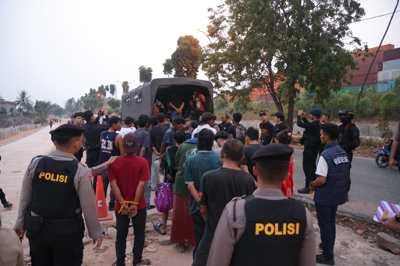 Polisi Polda Kepri mengamankan ratusan orang saat penggerebekan narkoba di Kampung Madani (Kampung Aceh) Muka Kuning Batam