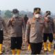 Kapolres Lingga dan petugas kepolisian menyiram sisa bara kebakaran lahan gambut di Singkep Barat yang berjarak 500 meter dari rumah warga