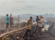 Tim gabungan TNI-Polri dan BPBD memadamkan karhutla di lahan gambut Desa Kudung Lingga.