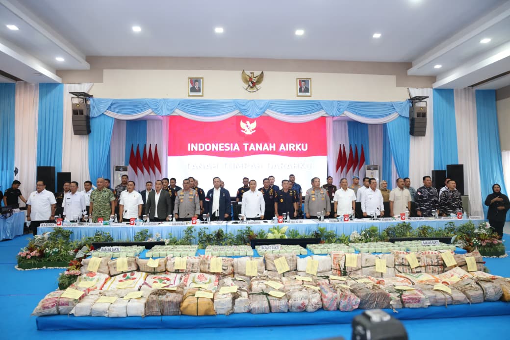 Konferensi pers pengungkapan 800 kg Ketamin HCL senilai Rp1,28 triliun hasil operasi senyap di Polda Kepri.