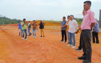Kuasa hukum ahli waris Daking saat menggelar konferensi pers terkait sengketa lahan 5,4 hektare di Sambau dengan PT Mega Sedayu.