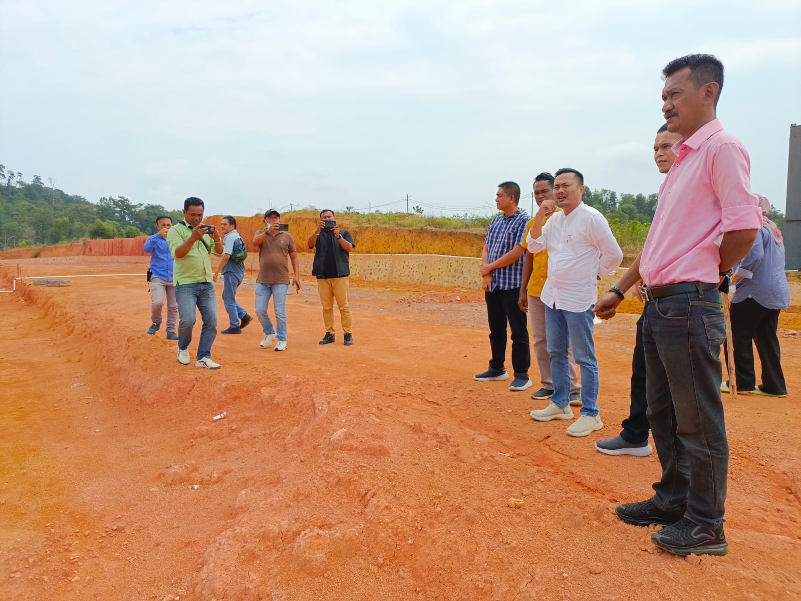 Kuasa hukum ahli waris Daking saat menggelar konferensi pers terkait sengketa lahan 5,4 hektare di Sambau dengan PT Mega Sedayu.