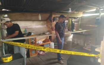 Petugas Polsek Jemaja melakukan olah TKP lokasi pria tewas tergantung di Desa Batu Berapit Anambas.