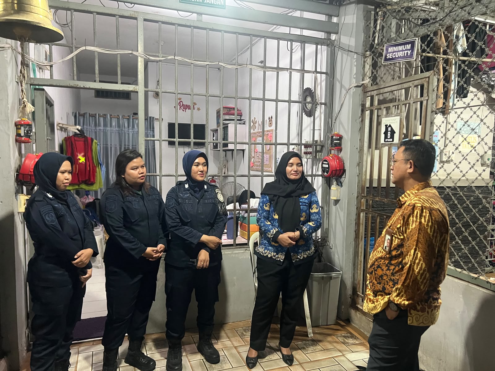 Ombudsman RI Kepri saat menggelar inspeksi mendadak (sidak) malam hari di Lapas Perempuan Kelas IIB Batam.