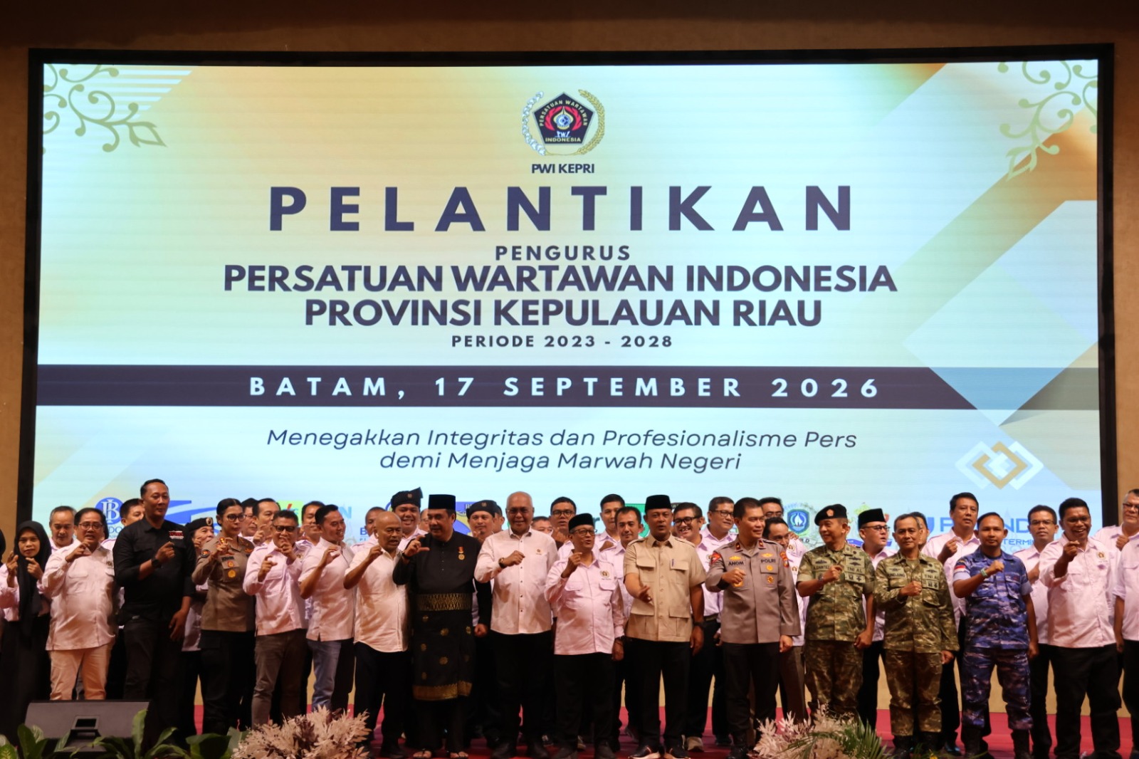 Prosesi pelantikan jajaran pengurus PWI Kepri oleh Ketua Umum PWI Pusat Akhmad Munir di Batam