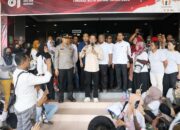 Wali Kota Batam Amsakar Achmad menemui ratusan pekerja PT Ghim Li Indonesia di Kantor Wali Kota Batam.