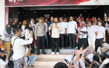 Wali Kota Batam Amsakar Achmad menemui ratusan pekerja PT Ghim Li Indonesia di Kantor Wali Kota Batam.