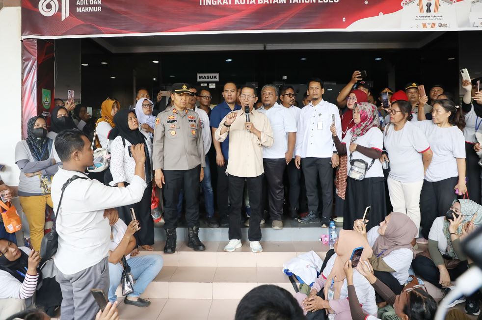 Wali Kota Batam Amsakar Achmad menemui ratusan pekerja PT Ghim Li Indonesia di Kantor Wali Kota Batam.
