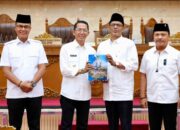 Wali Kota Batam Amsakar Achmad menyerahkan nota keuangan APBD 2027 dalam Rapat Paripurna DPRD Kota Batam