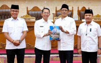 Wali Kota Batam Amsakar Achmad menyerahkan nota keuangan APBD 2027 dalam Rapat Paripurna DPRD Kota Batam