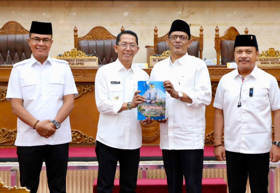Wali Kota Batam Amsakar Achmad menyerahkan nota keuangan APBD 2027 dalam Rapat Paripurna DPRD Kota Batam