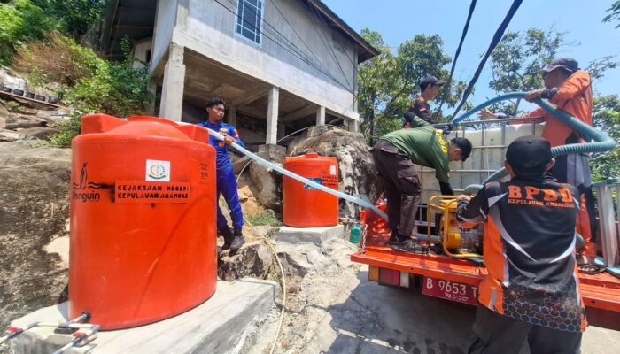 Atasi Krisis Air Bersih Akibat Kemarau, Polres Anambas Pasok 20 Ton Air ke RSUD hingga Tempat Ibadah