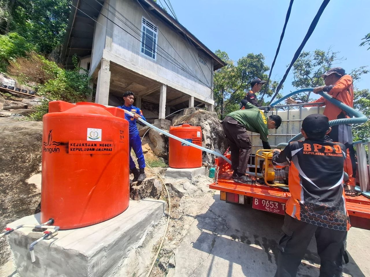 Satpolairud Polres Kepulauan Anambas distribusikan 20 ton air bersih ke RSUD Tarempa dan warga akibat kemarau.