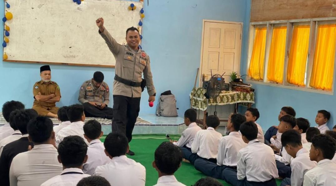 Personel Satbinmas Polres Lingga, Aipda Heru Setiadi saat memberi motivasi kepada pelajar di Aula SMPN 001 Singkep