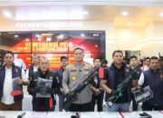 Barang bukti senapan angin dan para tersangka bentrokan maut di Trans Barelang Batam saat konferensi pers Polresta Barelang
