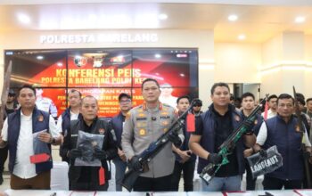 Barang bukti senapan angin dan para tersangka bentrokan maut di Trans Barelang Batam saat konferensi pers Polresta Barelang