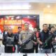Barang bukti senapan angin dan para tersangka bentrokan maut di Trans Barelang Batam saat konferensi pers Polresta Barelang