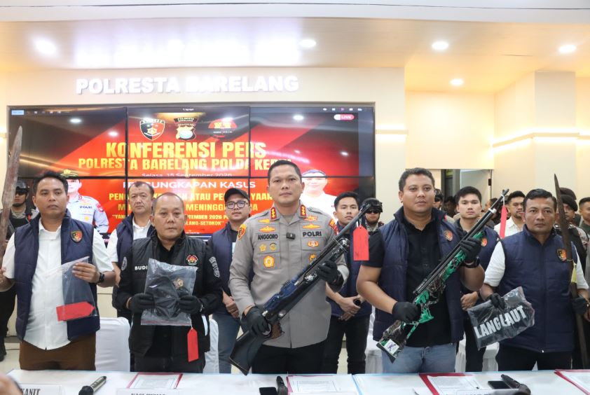 Barang bukti senapan angin dan para tersangka bentrokan maut di Trans Barelang Batam saat konferensi pers Polresta Barelang