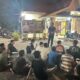 Petugas Polsek Sekupang mengamankan belasan remaja dengan sepeda motor berknalpot brong saat operasi Cipta Kondisi di Batam.