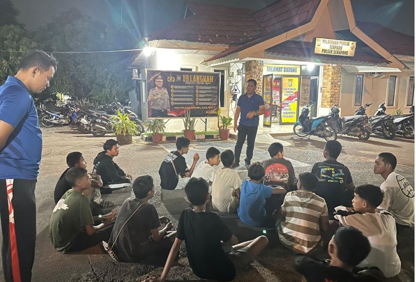 Petugas Polsek Sekupang mengamankan belasan remaja dengan sepeda motor berknalpot brong saat operasi Cipta Kondisi di Batam.
