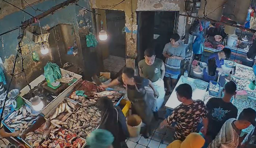 Rekaman CCTV pembacokan parang di Pasar Tos 3000 Batam.