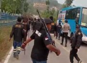 Oknum LSM memegang senjata laras panjang saat bentrok sengketa lahan di Barelang Batam.