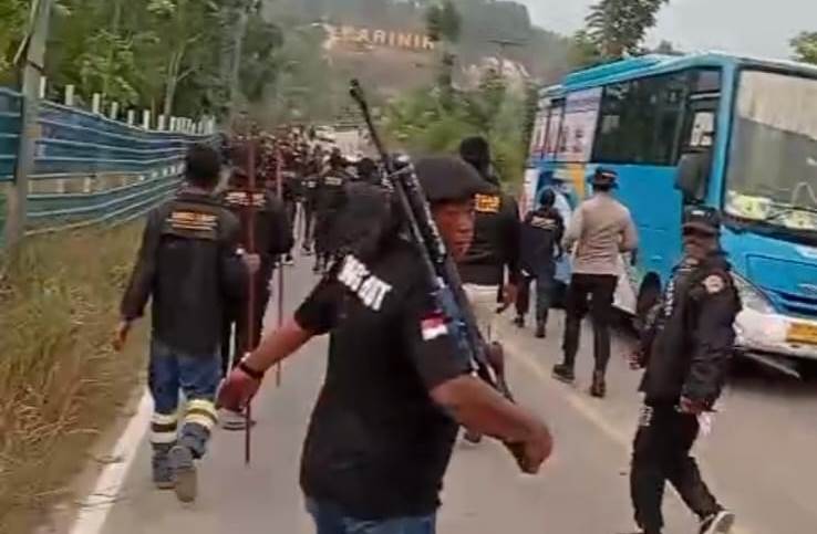 Oknum LSM memegang senjata laras panjang saat bentrok sengketa lahan di Barelang Batam.