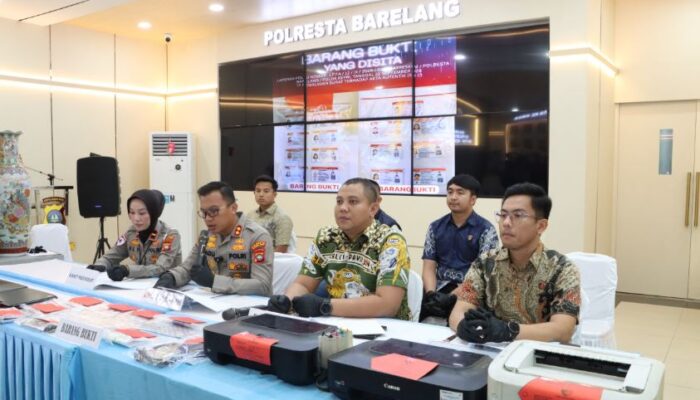 Mengaku Mantan Polisi, Sindikat Pembuat SIM C Palsu di Batam Digulung Polresta Barelang