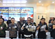 Kasat Resnarkoba Polresta Barelang menunjukkan barang bukti liquid vape berisi etomidate saat konferensi pers pemusnahan narkoba di Batam.