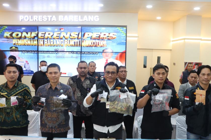 Kasat Resnarkoba Polresta Barelang menunjukkan barang bukti liquid vape berisi etomidate saat konferensi pers pemusnahan narkoba di Batam.
