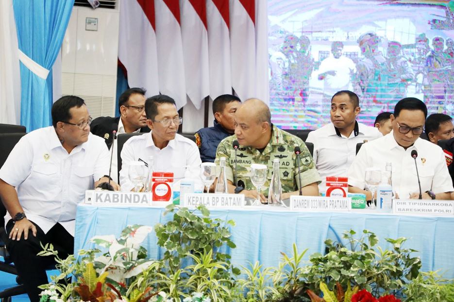 Wali Kota Batam Amsakar Achmad menyaksikan penandatanganan pakta integritas antinarkoba pengelola tempat hiburan.