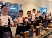 Murid kursus bahasa Inggris PLC Batam mengikuti workshop pembuatan kerajinan tangan di Royal Selangor Malaysia.