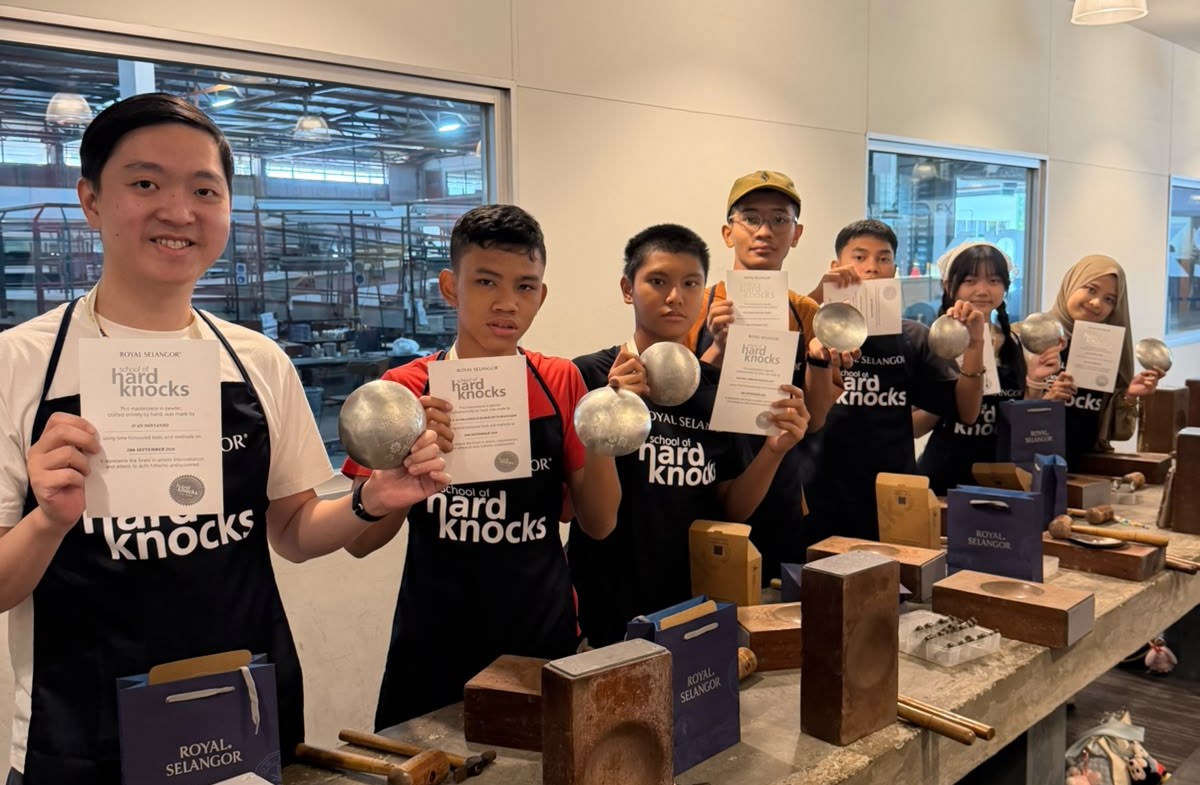 Murid kursus bahasa Inggris PLC Batam mengikuti workshop pembuatan kerajinan tangan di Royal Selangor Malaysia.