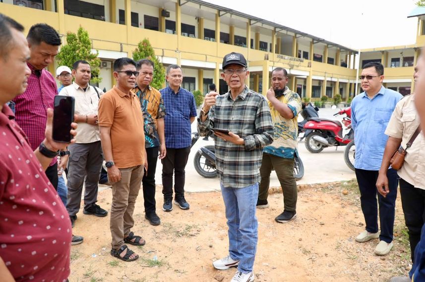 Wali Kota Batam, Amsakar Achmad, meninjau SDN 013 Sekupang usai peresmian jalan dan normalisasi drainase di Perumahan Taman Victoria, Sekupang, Minggu (25/10/2026).