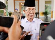 Wali Kota Batam, Amsakar Achmad, memberi keterangan kepada awak media usai sidang paripurna di DPRD Kota Batam, Rabu (7/10/2026).