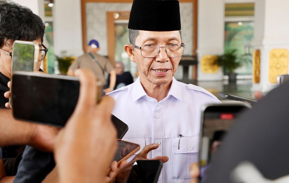 Wali Kota Batam, Amsakar Achmad, memberi keterangan kepada awak media usai sidang paripurna di DPRD Kota Batam, Rabu (7/10/2026).