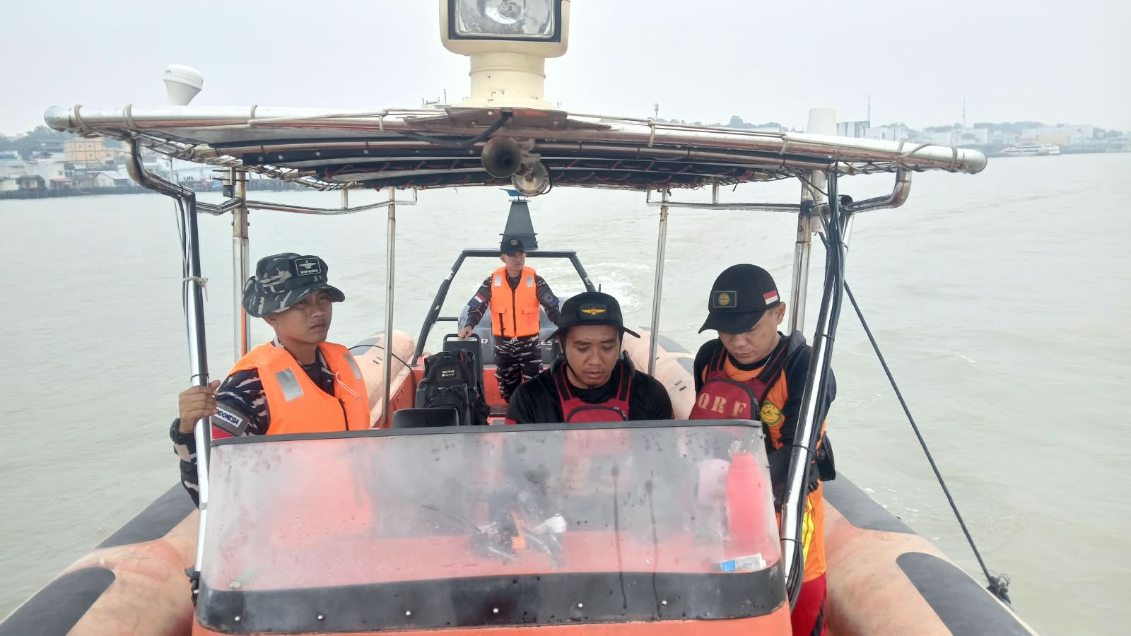 Tim SAR Tanjung Balai Karimun bersiap melakukan pencarian nelayan hilang di Pantai Mukalimus
