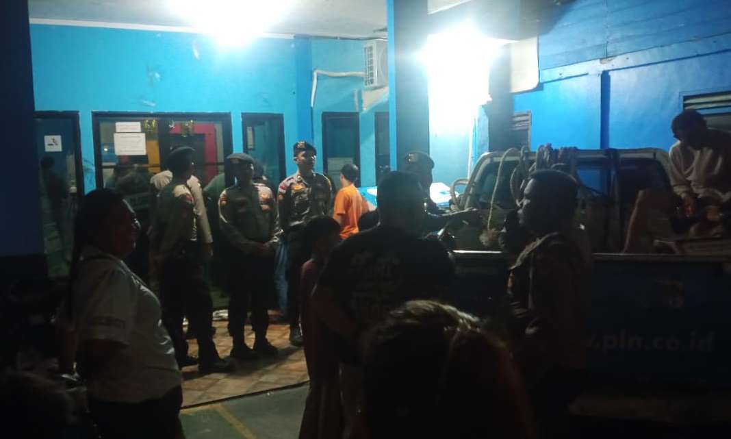 Puluhan warga dan nelayan melabrak Kantor PLN ULP Anambas di Desa Tarempa Barat pada Minggu malam.
